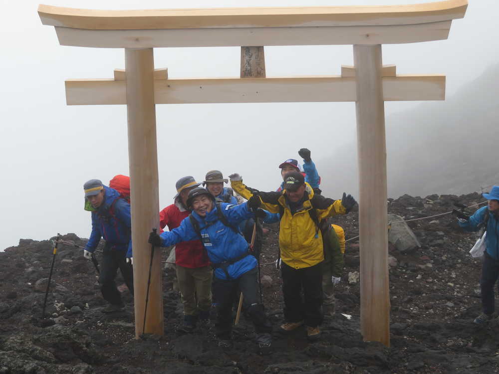【画像・写真】文枝“日本一の高座”　創作落語奉納、演目は「富士山初登頂」