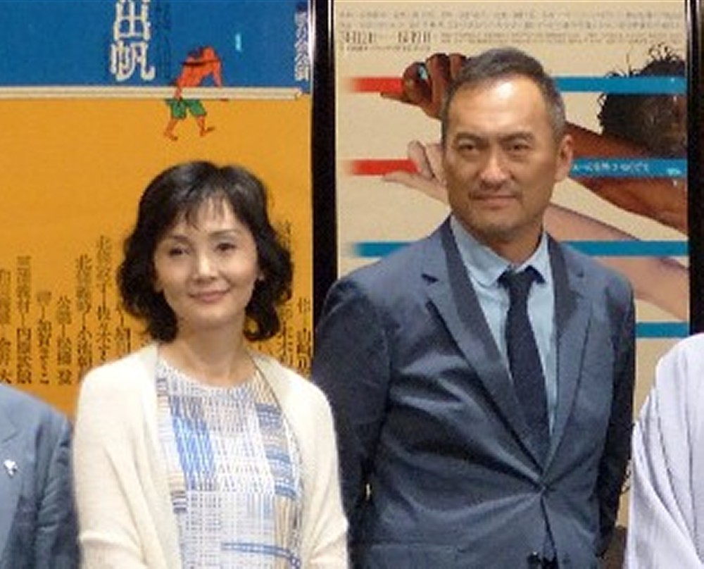 昨年８月には朗読劇で夫婦共演していた渡辺謙（右）と南果歩