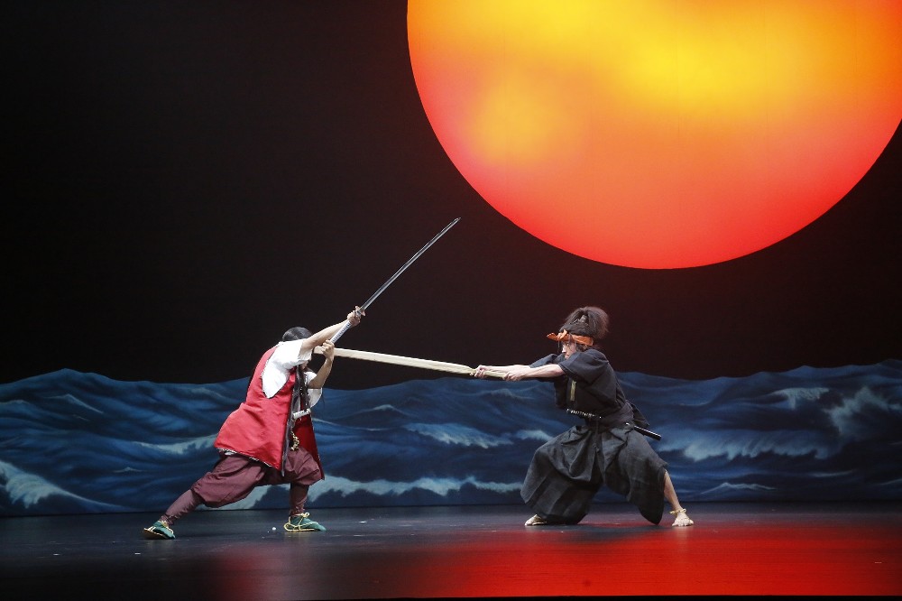 来年、４年ぶりに再演される舞台「ムサシ」（左から溝端淳平、藤原竜也）（前回公演から）（Ｃ）ホリプロ