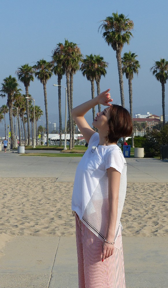 主演ドラマ「ドクターＸ〜外科医・大門未知子〜」新シリーズのＰＲ番組の収録のため米ロサンゼルスを訪れた米倉涼子。サンタモニカのビーチで笑顔を見せる