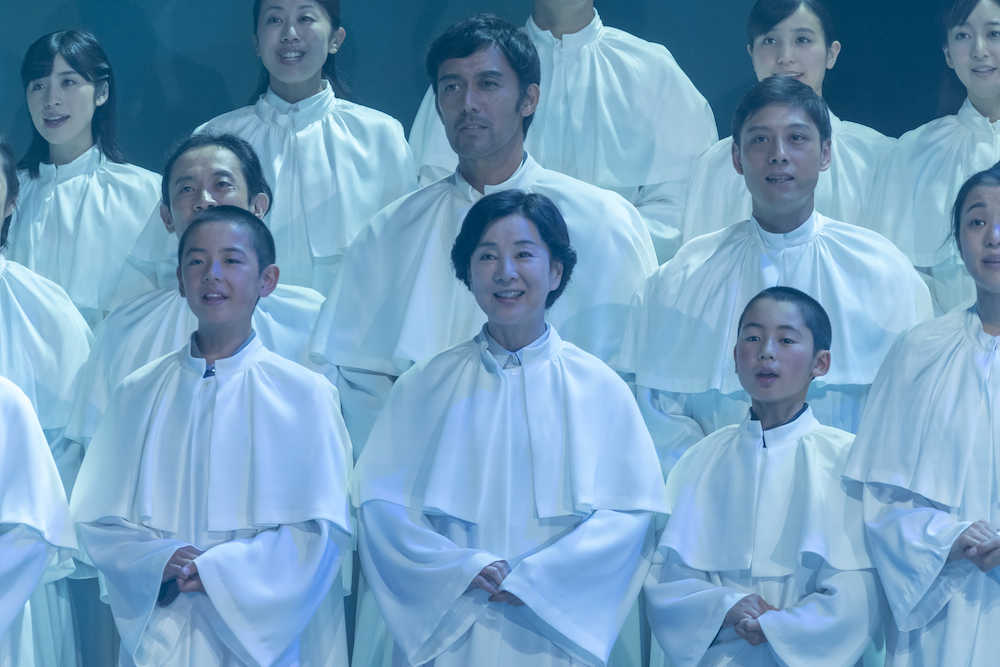 映画の中に盛り込まれた演劇表現を楽しむ吉永小百合（前列中央）。後ろは夫役の阿部寛