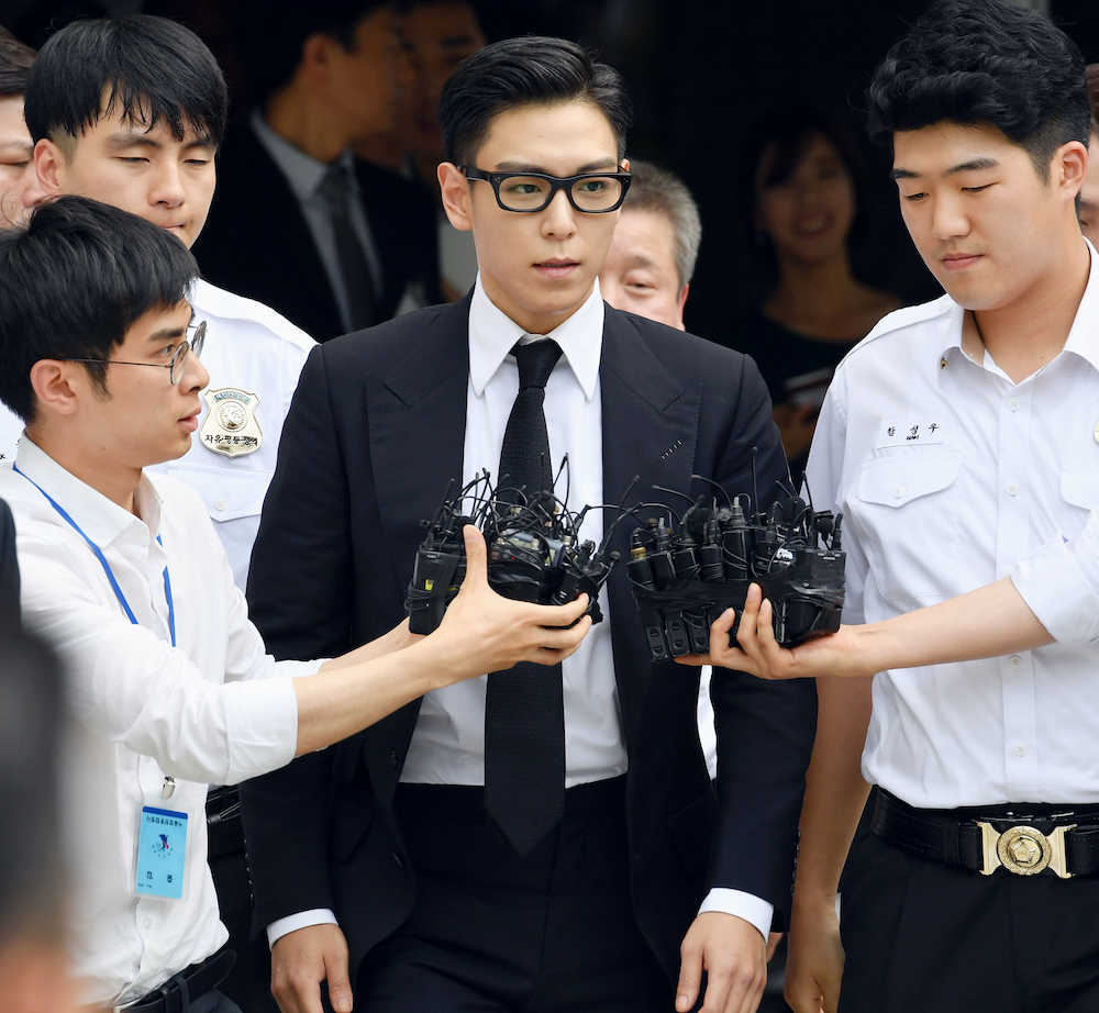 ソウル中央地裁で記者団に囲まれるチェ・スンヒョン被告