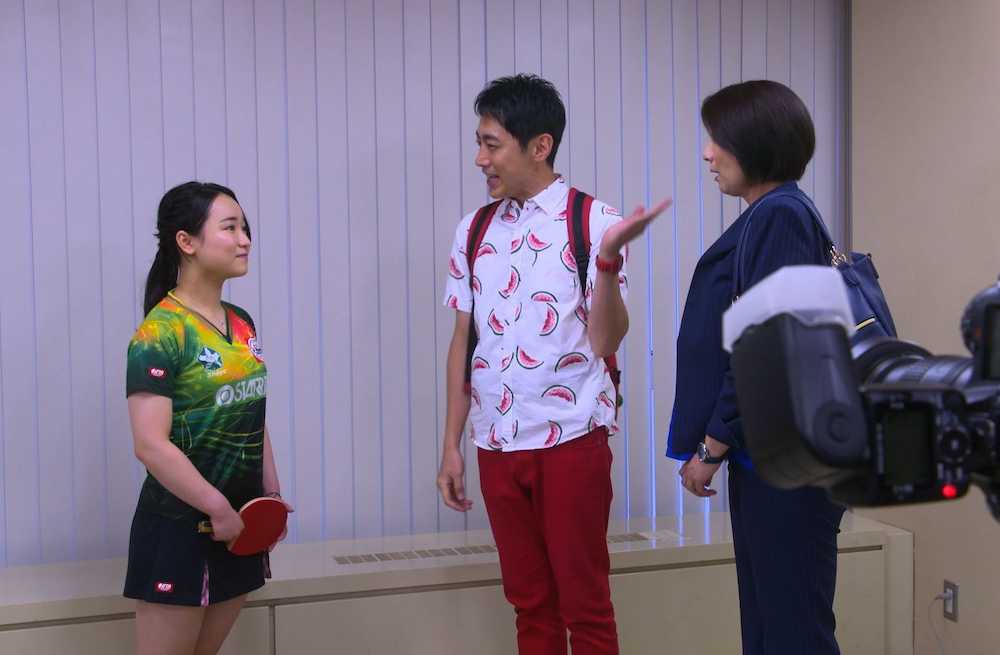 伊藤美誠選手（左）が取材を受けているところに、小泉孝太郎が乱入してくるドラマのワンシーン。右は松下由樹