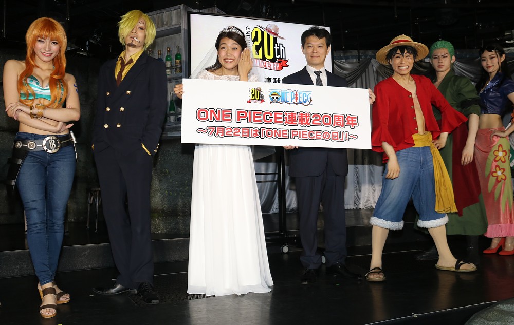 「ＯＮＥ　ＰＩＥＣＥ」連載２０周年記念記者発表会に出席した横澤夏子（左から３番目）、「週刊少年ジャンプ」の中野博之編集長（同４番目）と同作のキャラクターたち