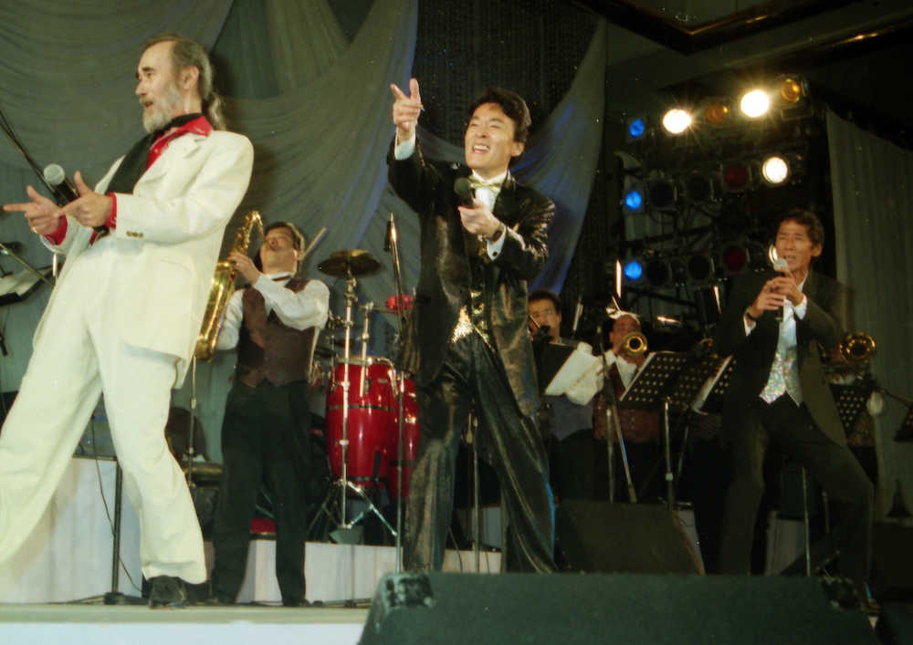 ９８年、音楽生活４０周年記念パーティーでミッキーカーチス（左）、山下敬二郎さん（右）と熱唱する平尾昌晃さん（中央）