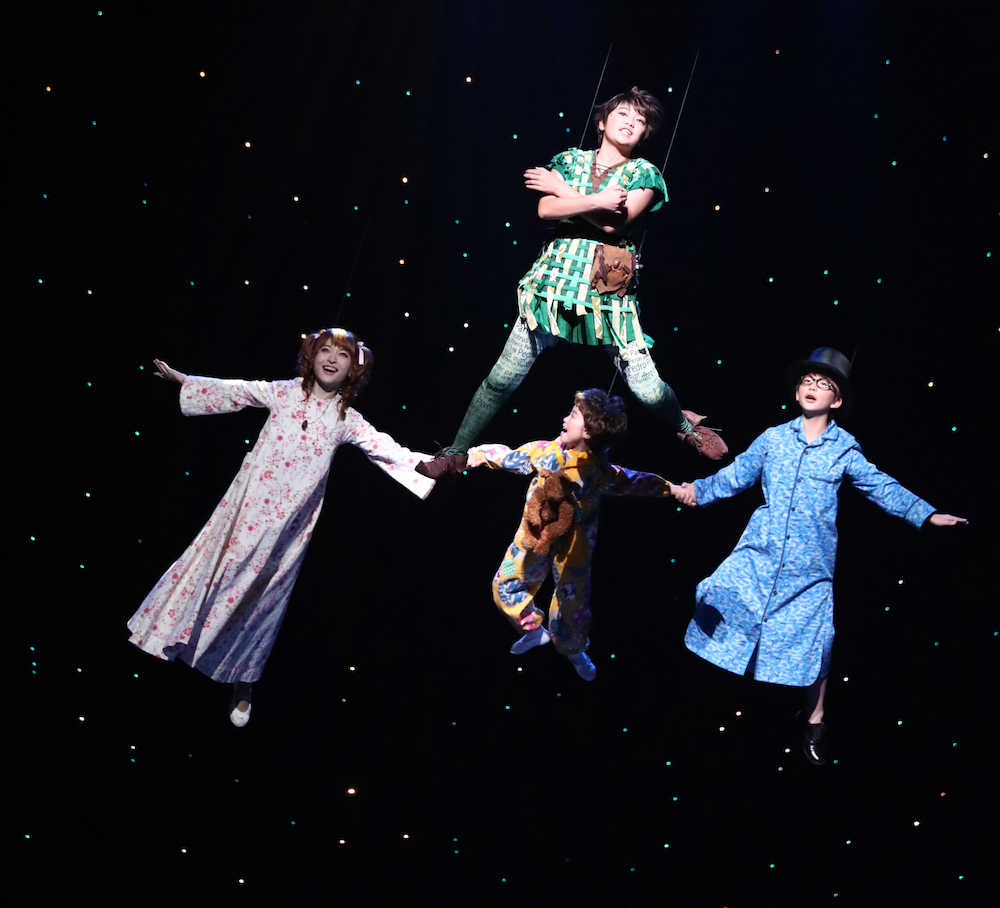 ミュージカル「ピターパン」でフライングする吉柳咲良（上）と（下左から）神田沙也加、山田樺音、福田徠冴