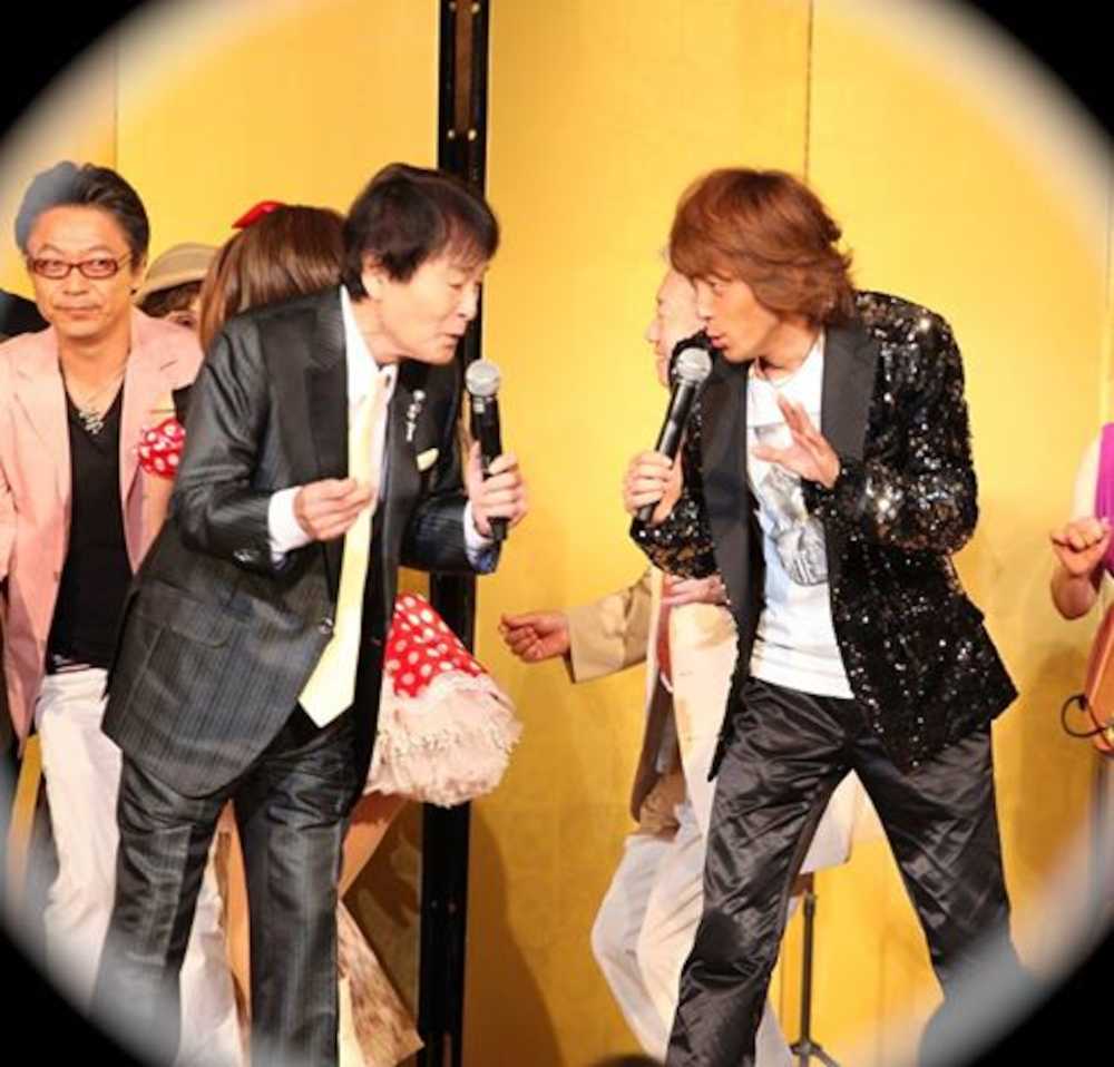 ２０１１年、名古屋でのステージで、平尾勇気（右）は父・昌晃さんとともにマイクを握った