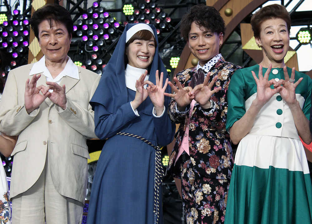 ドラマ「あいの結婚相談所」の制作発表に出席した（左から）鹿賀丈史、高梨臨、山崎育三郎、前田美波里
