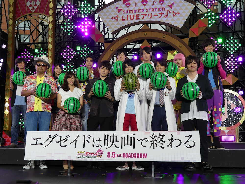 映画「仮面対だーエグゼイド　トゥルー・エンディング」の完成披露イベントに登場した三浦大知（前列右）。左から４人目が主演の飯島寛騎