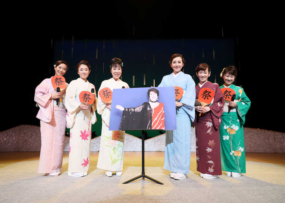 ペギー葉山さんの遺影を囲んで（左から）椎名佐千子、岩本公水、原田悠里、水田竜子、永井裕子、井上由美子