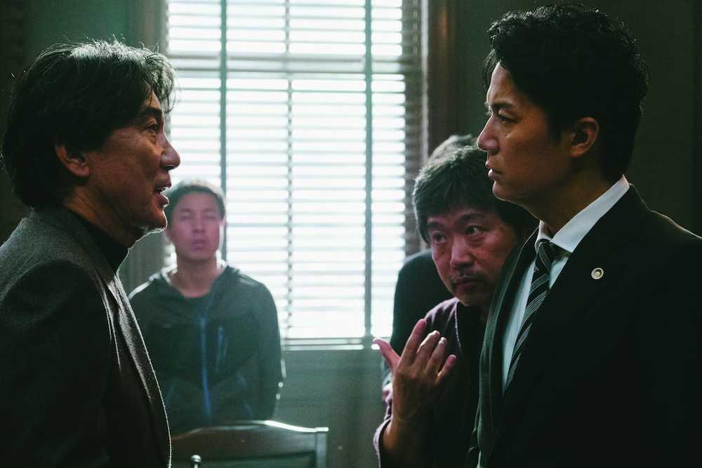 映画「三度目の殺人」撮影中の（左から）役所広司、是枝裕和監督、福山雅治