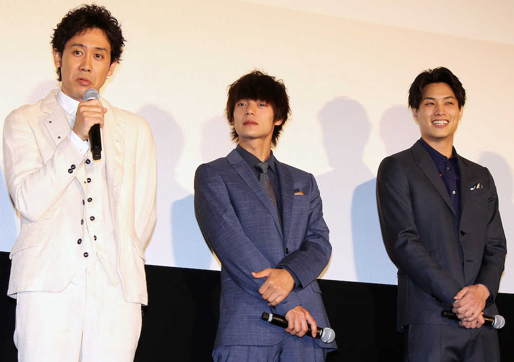 映画「東京喰種」初日舞台あいさつを行った（左から）大泉洋、窪田正孝、鈴木伸之