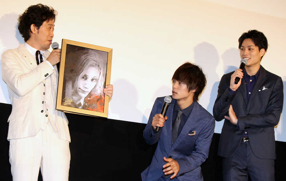 映画「東京喰種」初日舞台あいさつで、原作者の石田スイ氏描き下ろしの肖像画を手に喜ぶ大泉洋（左）と窪田正孝、鈴木伸之