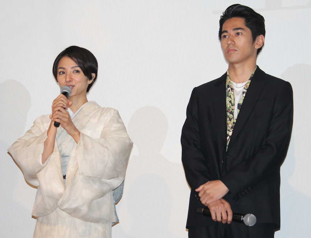 映画「海辺の生と死」初日舞台あいさつに登場した、満島ひかり（左）と永山絢斗