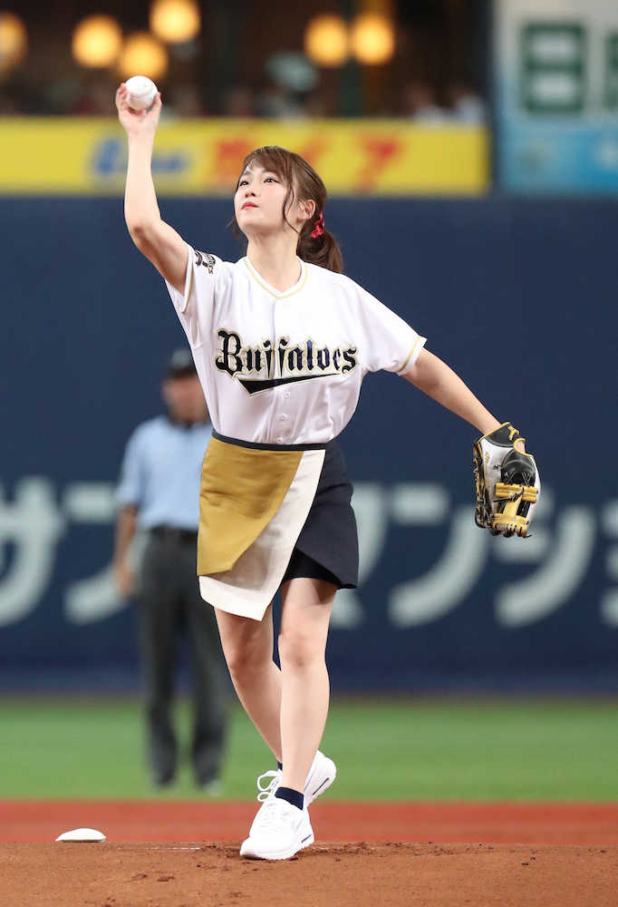 【画像・写真】川栄李奈「イメージではノーバン」も…残念ツーバウンド始球式