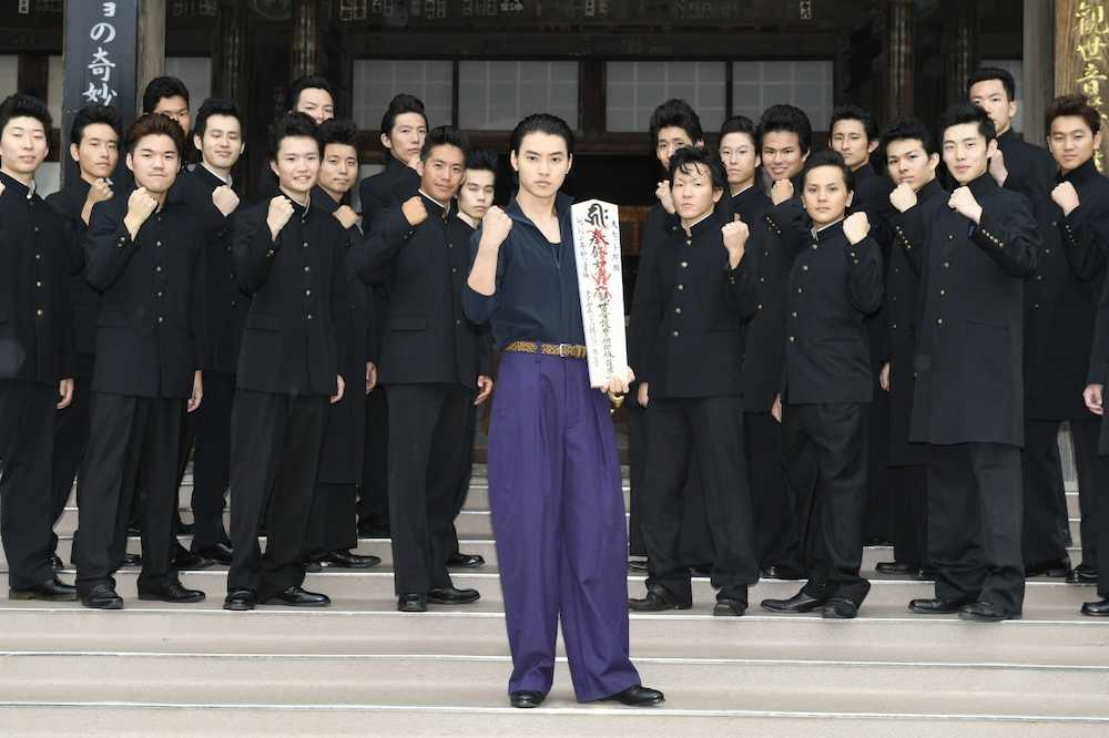 【画像・写真】ジョジョ山崎賢人　東京・護国寺で映画ヒット＆世界平和を祈願