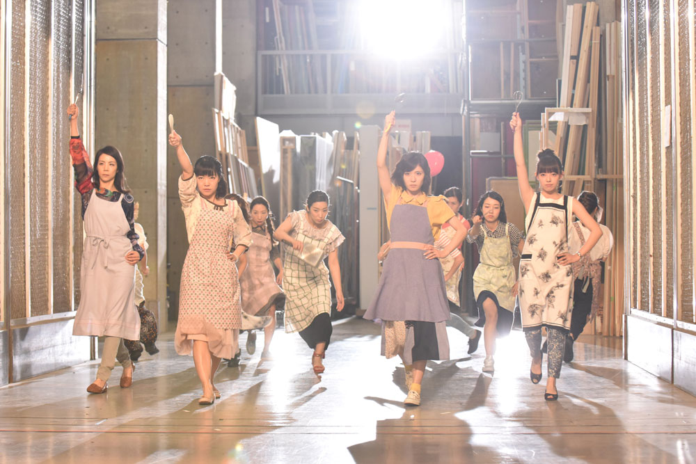 “妄想ミュージカル”ダンスを披露するイモトアヤコ（左から２人目）ら（Ｃ）日本テレビ