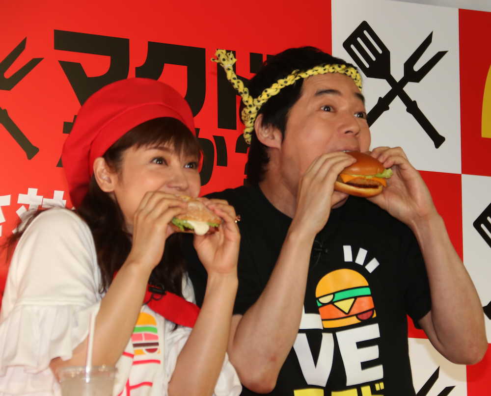 「マックなのか？マクドなのか？おいしさ対決！」キャンペーン発表会で、新商品を試食する平愛梨（左）と今田耕司