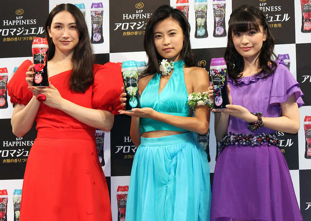 ＣＭ出演する「レノアハピネス　アロマジュエル」のイベントに登場した（左から）香椎由宇、小島瑠璃子、優希美青