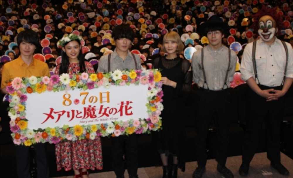 大阪市内で舞台あいさつした（左から）神木隆之介、杉咲花、「ＳＥＫＡＩ　ＮＯ　ＯＷＡＲＩ」のＦｕｋａｓｅ、Ｓａｏｒｉ、Ｎａｋａｊｉｎ、ＤＪ　ＬＯＶＥ