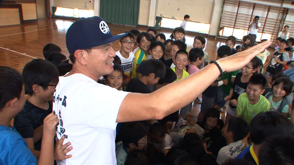「銚子市立清水小学校」に通う児童たちのお願いを引き受けたヒロミ（Ｃ）日本テレビ