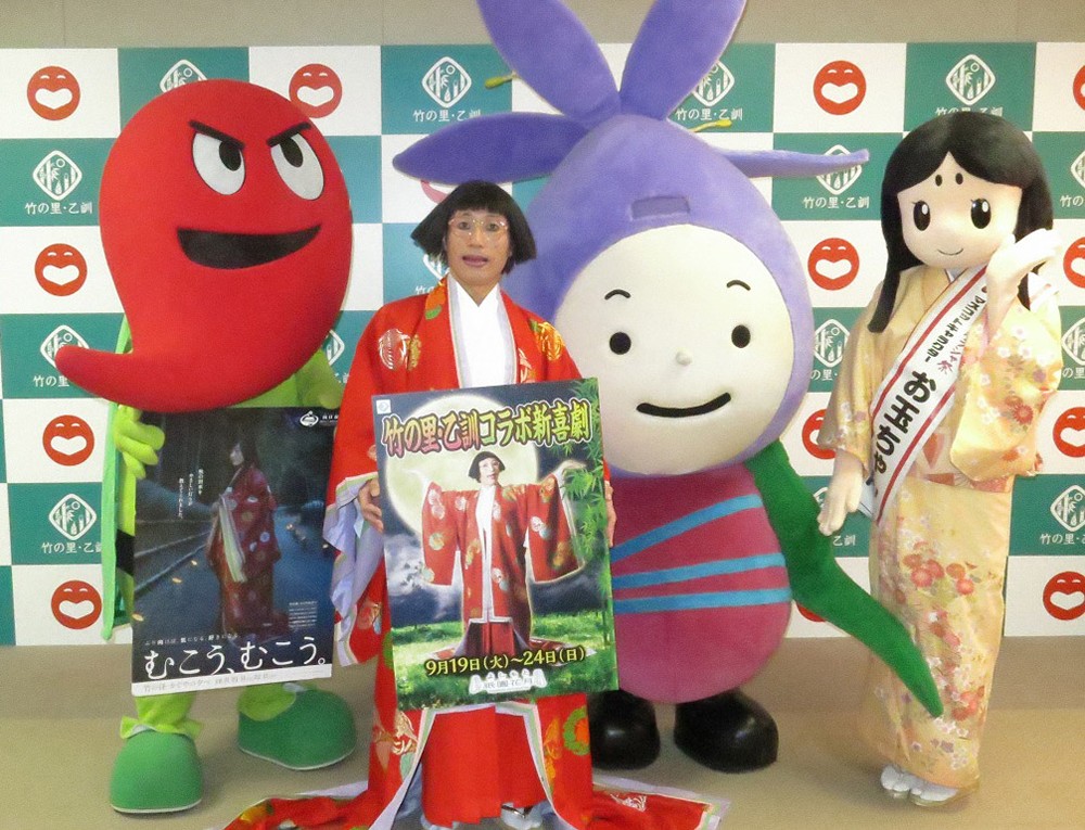京都・乙訓地区のキャンペーンガールに就任したすっちー（左から２人目）と、からっキー（左端）、ララン（右から２人目、お玉ちゃん（右端）