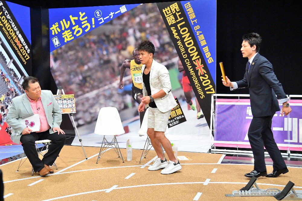 【画像・写真】世界陸上の男子４×１００Ｍリレーについて分析する塚原直貴氏（右）と武井壮。左はブラマヨ・小杉