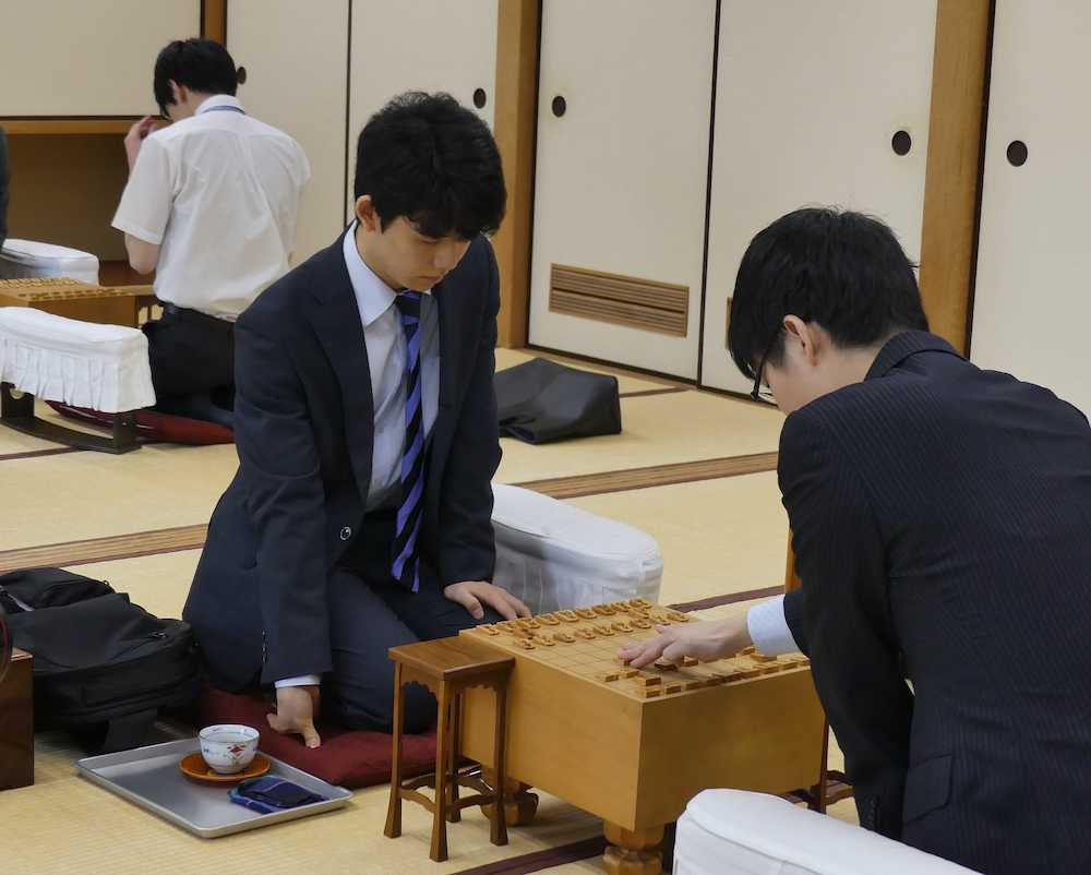 【画像・写真】藤井四段、順位戦無傷３連勝　Ｃ級２組第３局「攻め合いの形で」