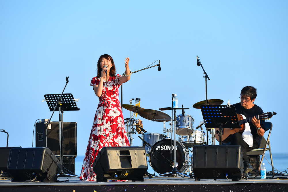 沖縄・石垣島で行われた「南の島の星まつり」で熱唱する大島花子