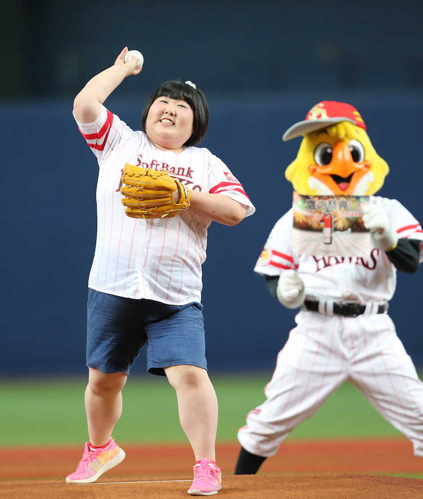 【画像・写真】始球式を行う吉本新喜劇の新座長・酒井藍