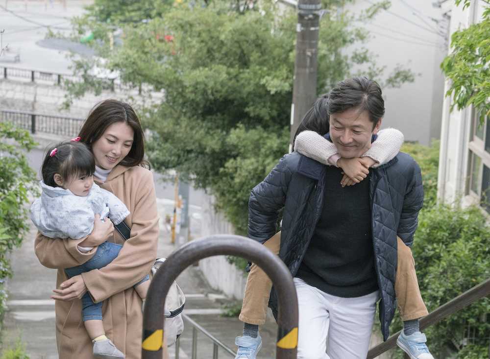 映画「幼な子われらに生まれ」に出演した田中麗奈。右は夫役の浅野忠信