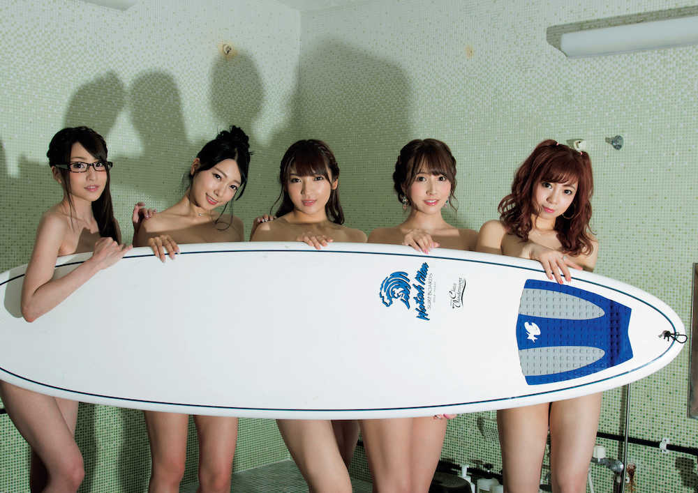 ファースト写真集で「風呂場でサーフボード」を披露する恵比寿★マスカッツ