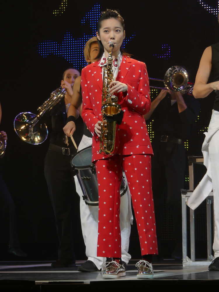 エンターテイメントショー「ブラスト！：ミュージック・オブ・ディズニー」の東京公演初日に出演し、サックスを演奏した島崎遥香