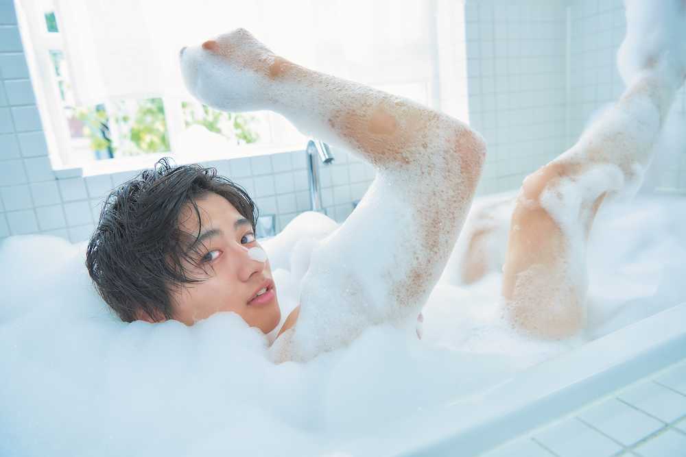 飯島寛騎のファースト写真集「Ｈｉｒｏｋｉ」に収録される泡風呂のカット