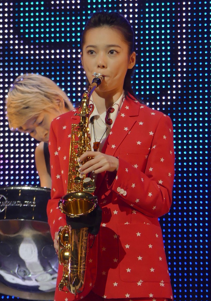 エンターテイメントショー「ブラスト！：ミュージック・オブ・ディズニー」の東京公演の初日に出演し、サックスを演奏した島崎遥香