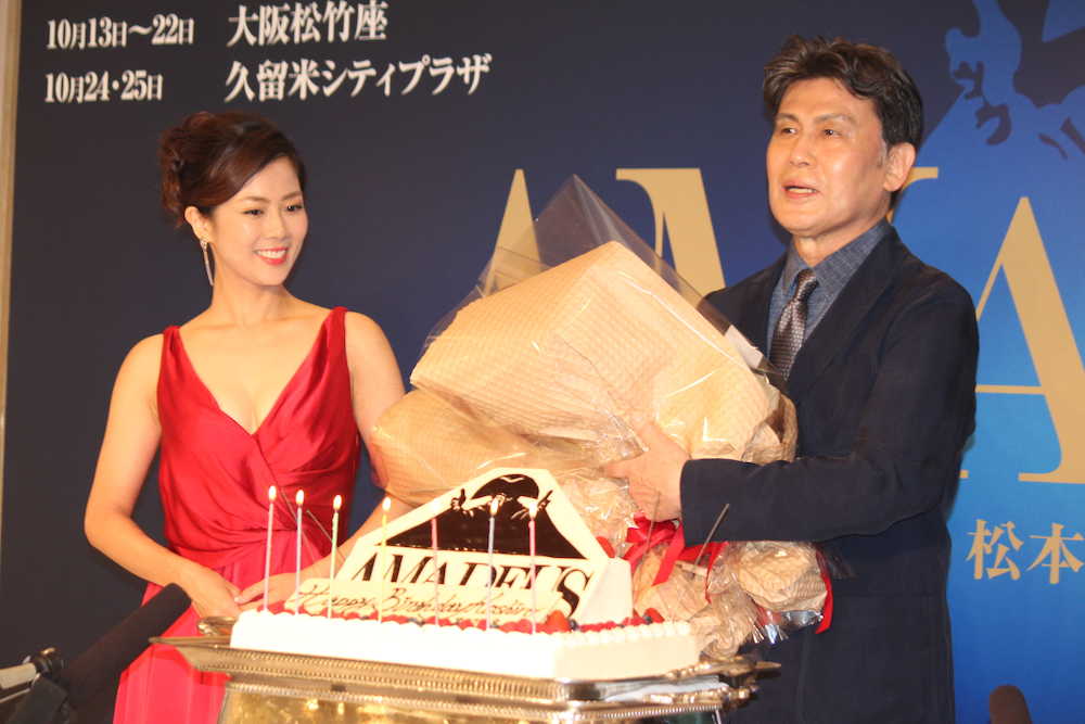 大和田美帆（左）に誕生日を祝福される松本幸四郎
