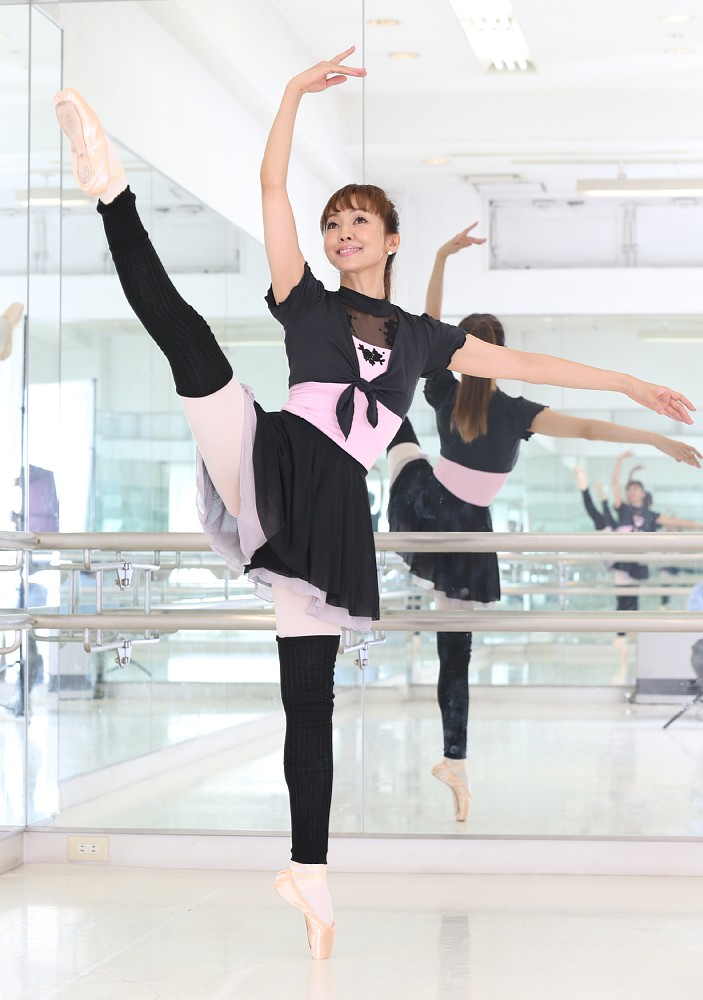鏡張りのバレエ教室で優雅に踊る神田うの。東京五輪へ夢は広がる