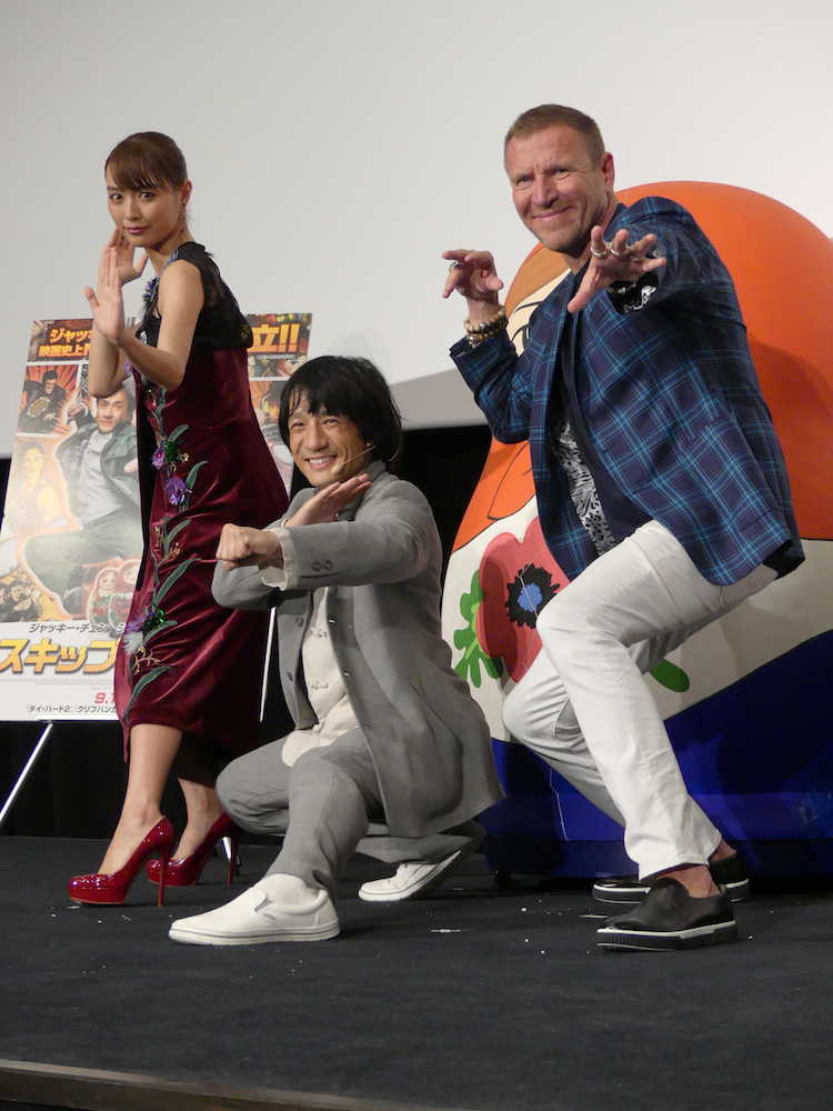 映画「スキップ・トレース」の日本プレミアに出席した、左から、内田理央、ジャッキーちゃん、レニー・ハーリン監督