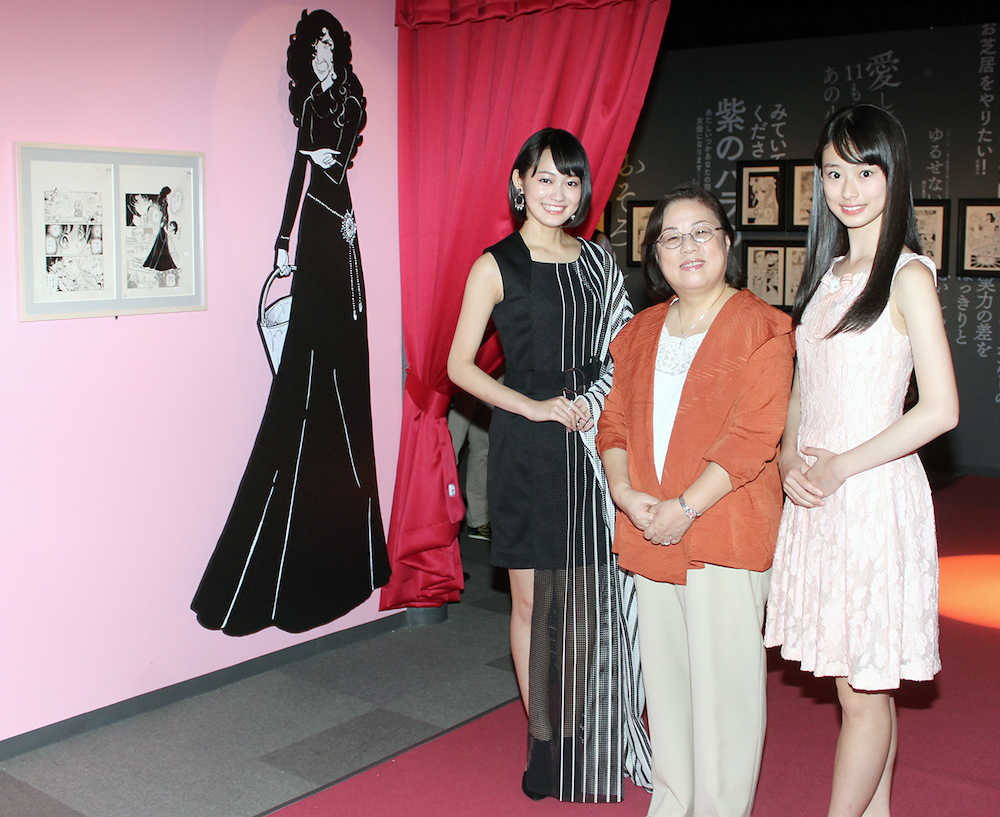 「ガラスの仮面展」のオープニングに出演した（左から）吉本実憂、原作者・美内すずえさん、井本彩花