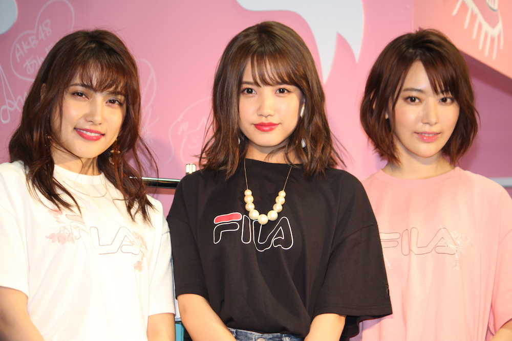 イベントに登場した（左から）入山杏奈、加藤玲奈、宮脇咲良