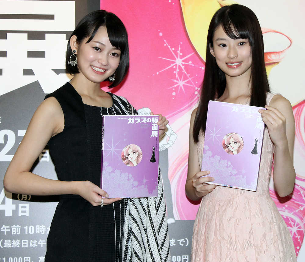 「ガラスの仮面展」のオープニングにゲスト出演した吉本実憂（左）と井本彩花