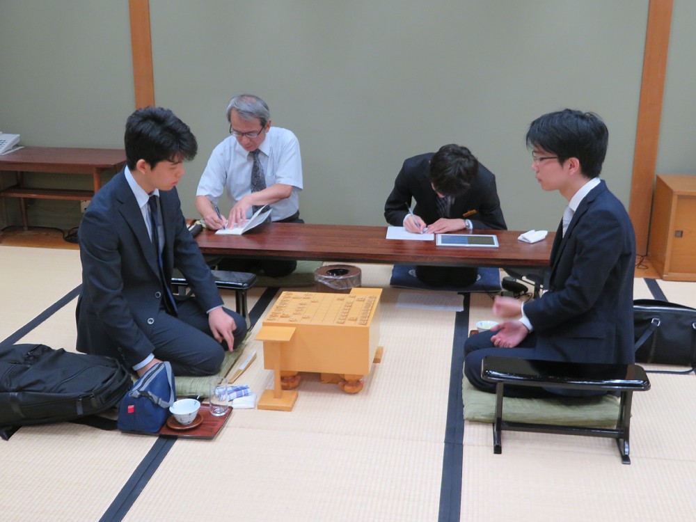 棋王戦挑戦者決定トーナメント戦２回戦で対戦した藤井聡太四段（左）と豊島将之八段