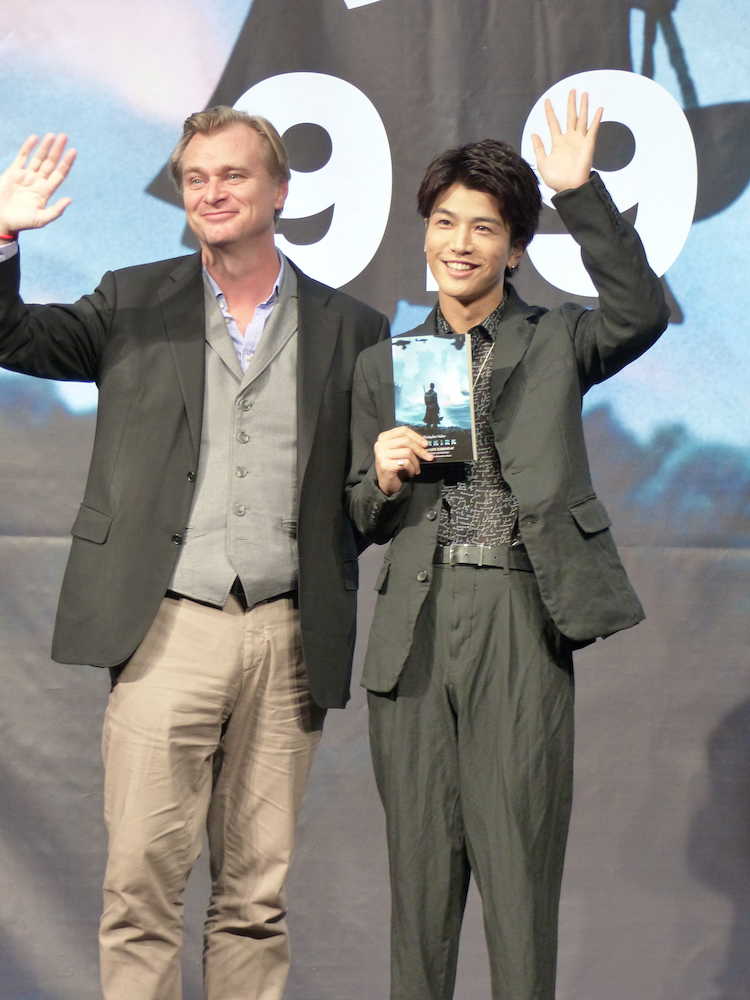 映画「ダンケルク」の来日会見でクリストファー・ノーラン監督（左）からサイン入り脚本をプレゼントされ笑顔の岩田剛典