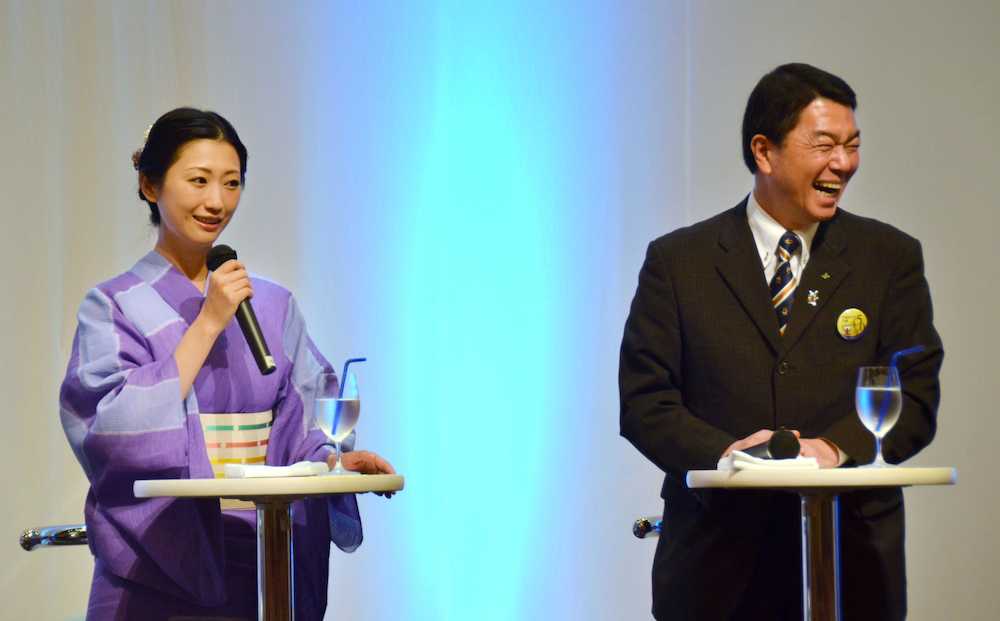 宮城県の観光イベントに登場した壇蜜（左）と村井嘉浩知事