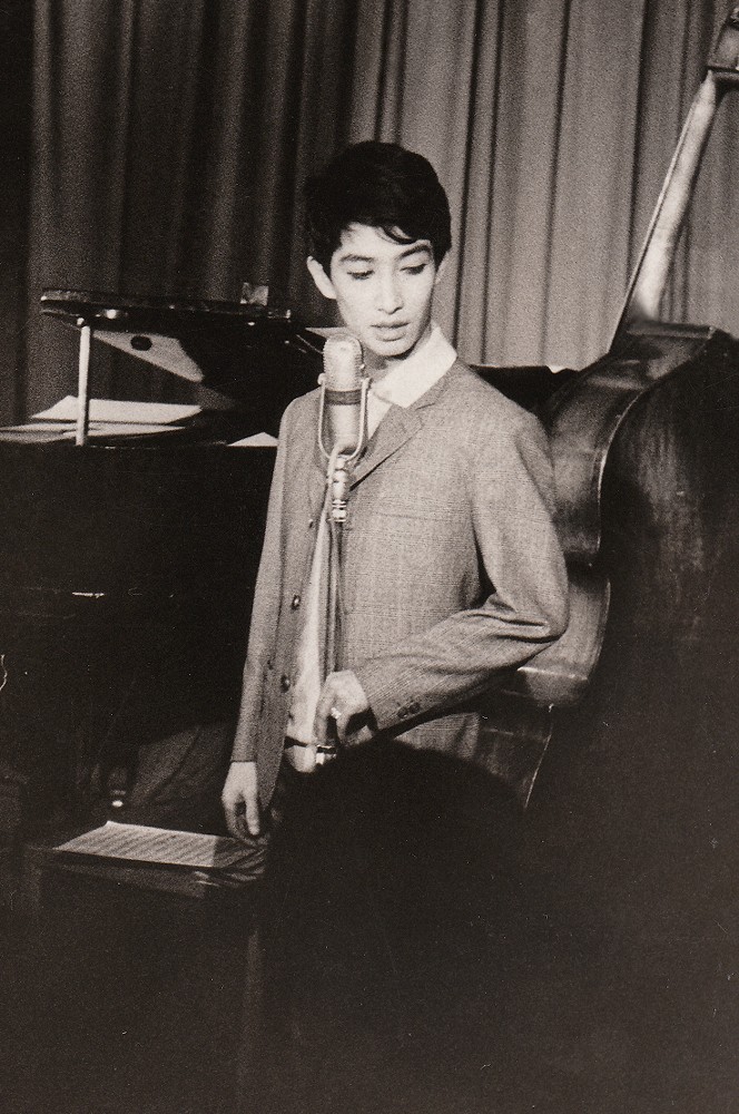 当時１９歳、シャンソンを歌う美輪明宏。多くの人を魅了してきた
