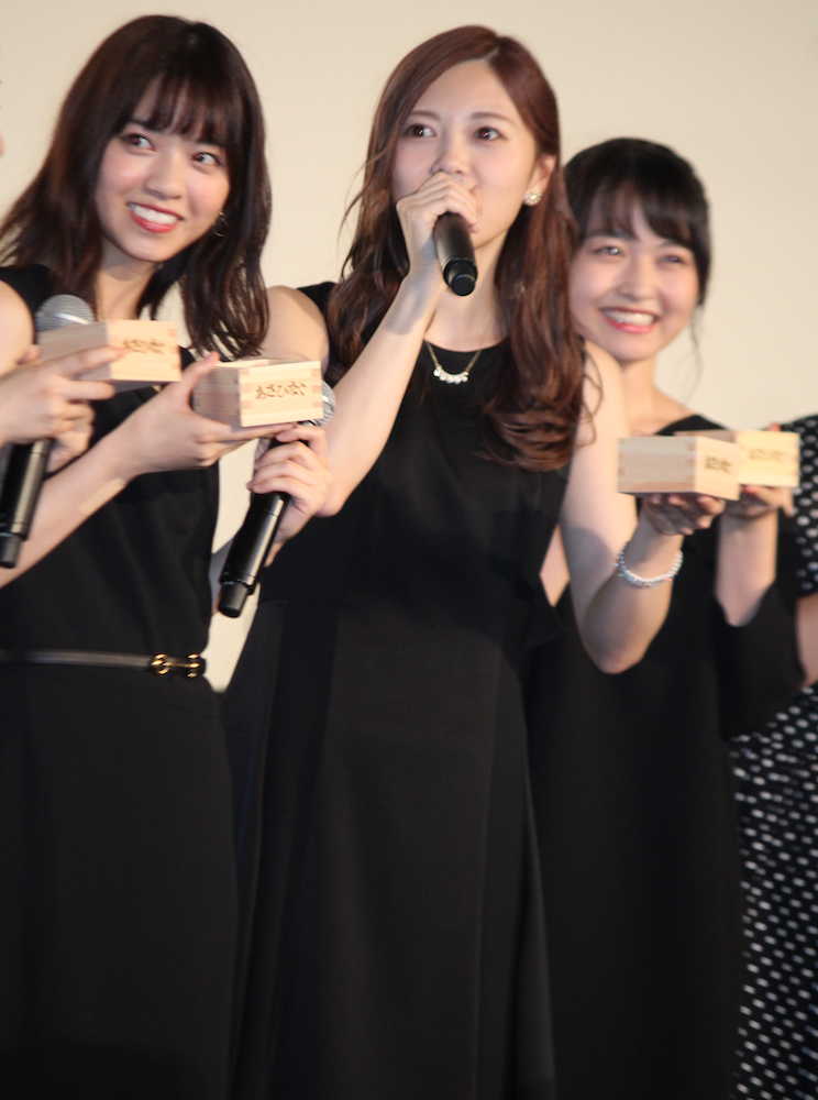 映画「あさひなぐ」完成披露上映会イベントでスポーツドリンクで乾杯をする（左から）西野七瀬、白石麻衣、伊藤万理華