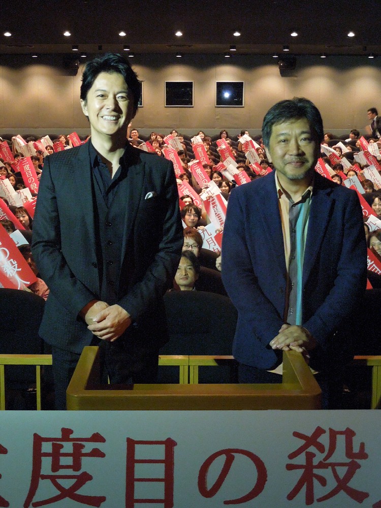 映画「三度目の殺人」の舞台あいさつを行った福山雅治（左）と是枝裕和監督