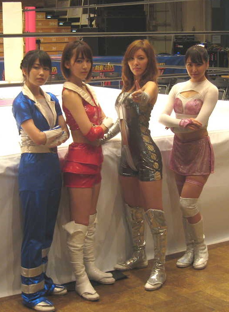 プロレスイベント終了後に記者会見する（左から）横山由依、宮脇咲良、松井珠理奈、白間美瑠