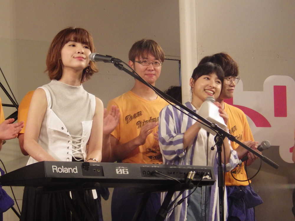 映画「トリガール！」の主題歌「空も飛べるはず」を担当する「ねごと」のボーカル、蒼山幸子（左）とともに同曲を歌う土屋太鳳