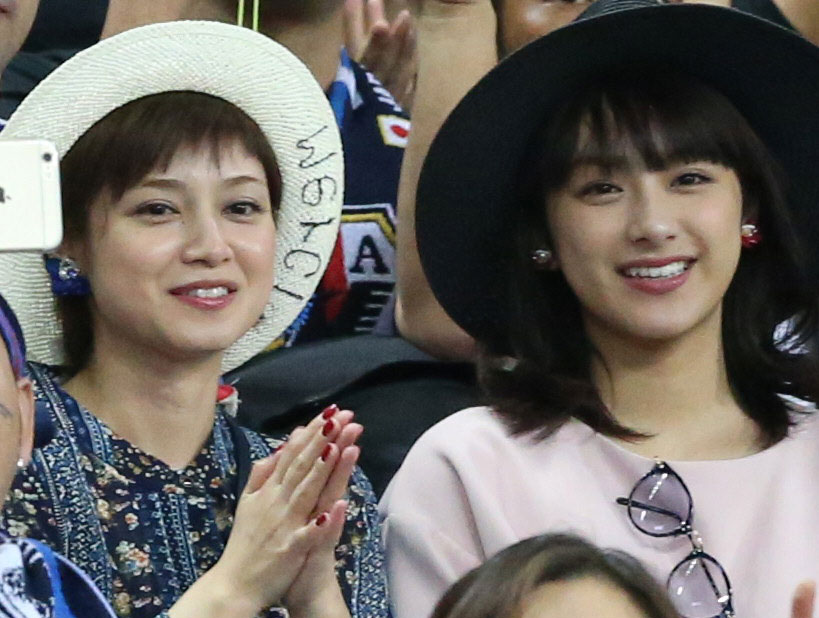 埼玉スタジアムで観戦した平愛梨（左）と妹の平祐奈